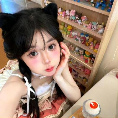 濠河边上的女人